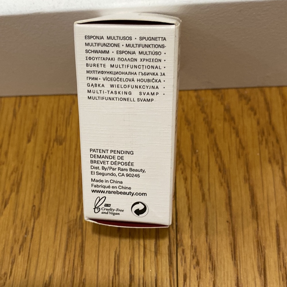 Rare Beauty Liquid touch multi tasking make up sponge - Picture 2 of 4